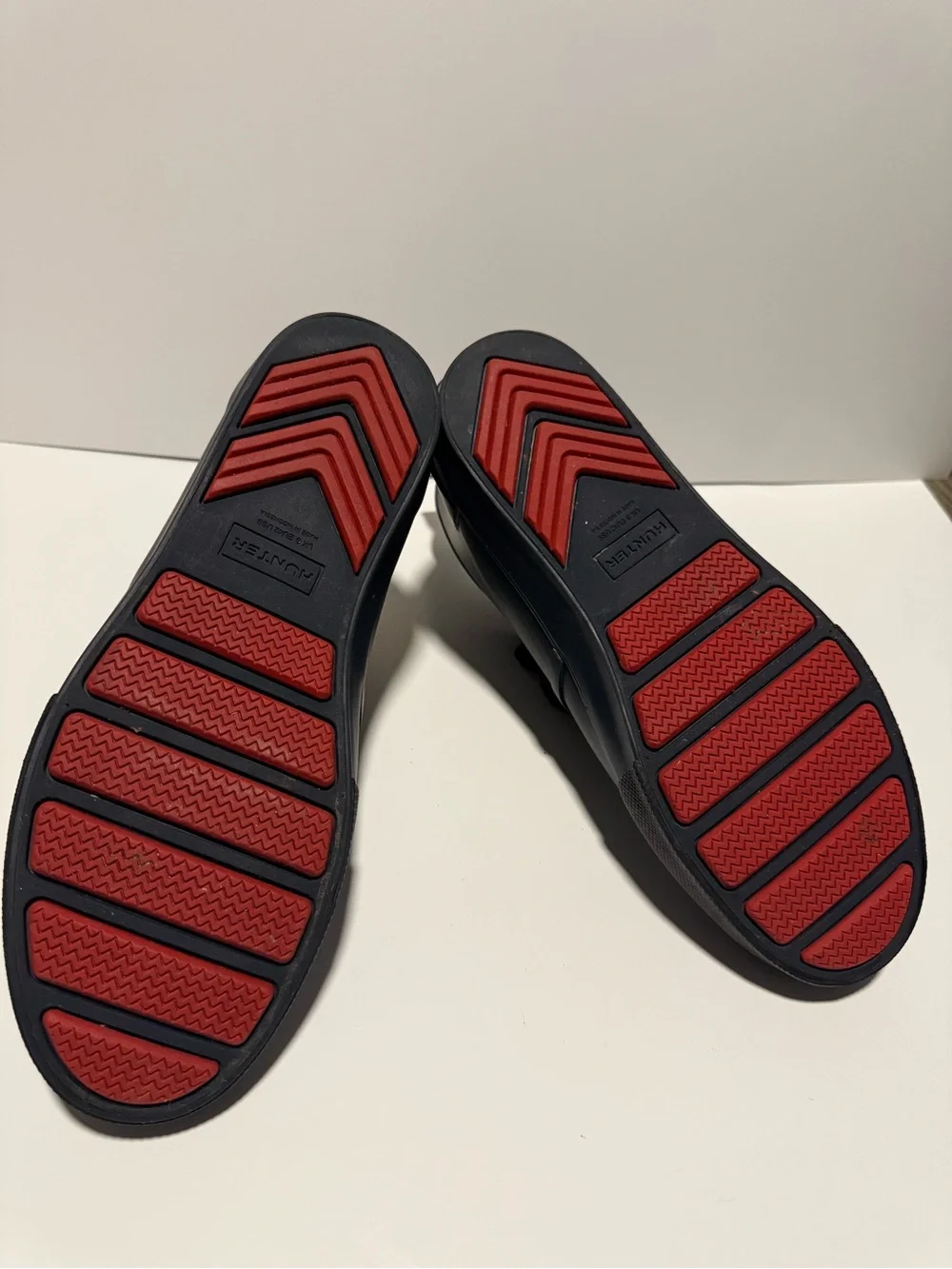 Hunter Navy Chukka Boots with Red Heel Pulls